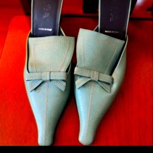 Vintage Prada also known as pointed whiches shoe. ⚠️ the tongue sits pos to trip